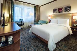 Отель Hilton Garden Inn Astana Нур-Султан Номер с кроватью размера «queen-size»-6