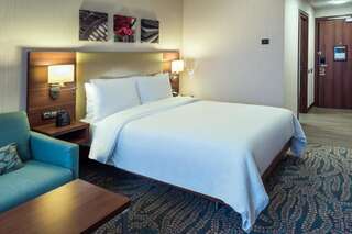 Отель Hilton Garden Inn Astana Нур-Султан Номер с кроватью размера «queen-size»-7