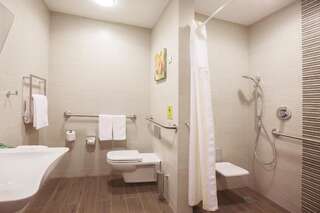 Отель Hilton Garden Inn Astana Нур-Султан Номер с кроватью размера «queen-size» - Подходит для гостей с ограниченными физическими возможностями-6